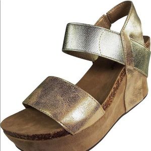 NWOT Pierre Dumas Womens Gold Wedge Shoes Size 7.5